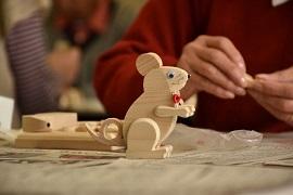 木製のネズミの人形の写真