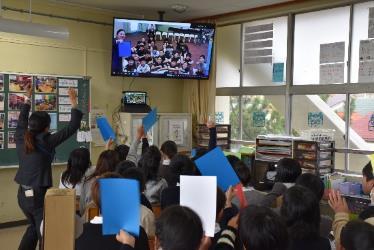 シンガポール日本人学校の生徒とテレビで授業交流をしている生徒達の写真