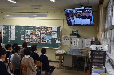 教室内のテレビでシンガポールの生徒達と交流している生徒達の写真