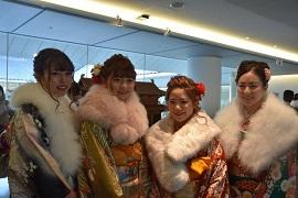 館内で着物を着た女性4人が並んでいる写真