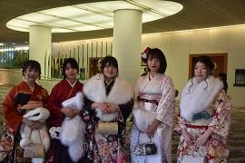 館内で着物を着た女性5人が並んでいる写真