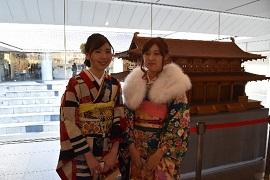 館内城レプリカので着物を着た女性2人が並んでいる写真