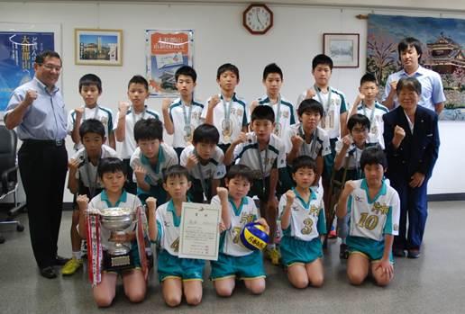 全日本バレーボール小学生大会奈良県大会で優勝し、全国大会を決めた「片桐VBC」の選手たちと市長の集合写真
