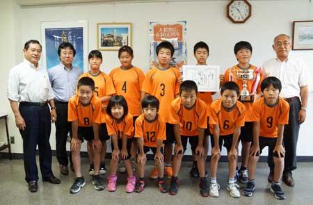 第24回全日本ドッジボール選手権の奈良県大会で優勝した「昭和・F・ドラゴン'S」の選手たちと市長と監督の集合写真