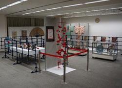 真ん中に赤い花が飾られたグレーを基調とした展示場の写真