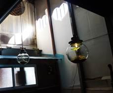 薄暗い廊下に2つの丸いガラスに入ったランプがぶら下げらた空間の写真