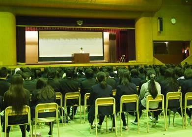 片桐中学校の体育館で、生徒に対して行われた講演の全景写真