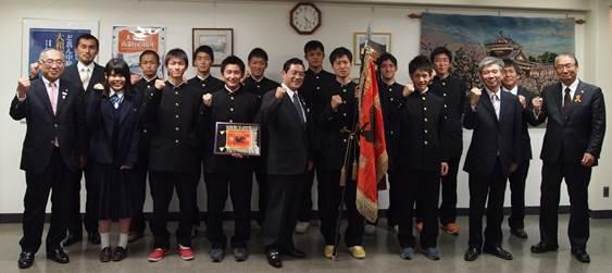 市長を表敬訪問した奈良県立郡山高校サッカー部の選手たちと市長の集合写真