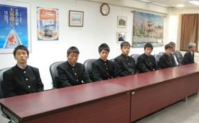 学生服を着て椅子に腰かける「奈良県立郡山高校サッカー部」の選手たちの写真