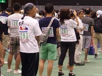全国金魚すくい選手権大会の奈良県の予選会場内で会場内を撮影する女性をはじめとする大勢の人々の写真