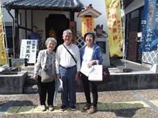 観光案内所の前に並んで立つ前田さん、菅野さん、三宅さんの写真