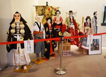 天狗やお姫様など、7体の人形が展示されている様子の写真