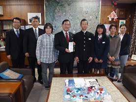 義援金を受け取った市長と教職員、代表生徒の集合写真