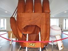 ロビーに設置された大きなグローブと野球ボールの写真