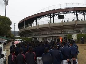 「ならっきー球場」お披露目式に参加した、野球のユニフォームを着た大勢の学生の写真