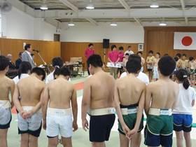 相撲大会に参加する、ハーフパンツを履いた6人の子ども達の後ろ姿の写真
