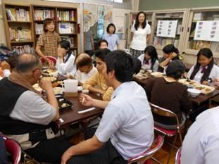 片桐中学と夜間学級の生徒たちが合同で食事をしてる所の写真