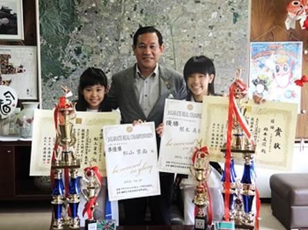 全国空手大会で優秀な成績を収めた2人の女の子が賞状を携え、市長を訪問した時の写真