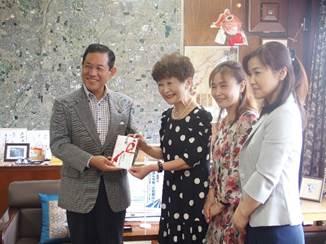 市役所の市長室にて市音楽芸術協会の3人の女性から熊本地震の義援金を受け取っている写真