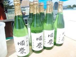 筒井町の名産品大、和の酒「順慶」の瓶が販売されて商品が並んでいる写真