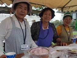 野外で仮設テントの下で手作りした「片桐味噌」「片桐金山寺みそ」などを販売している3人の年配の女性の写真