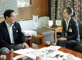 青年海外協力隊の一員として派遣されることとなった「神澤律子」さんが市役所を訪れ、市長を表敬訪問している写真