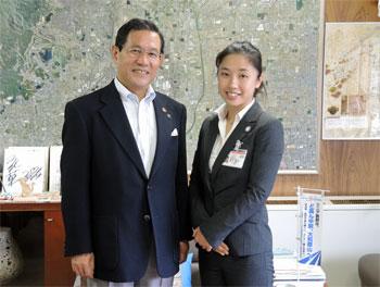 市長室にて市長と派遣される神澤律子さんが並んでいる写真