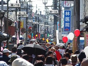 柳町通りで行われた商店街の活性化を願う「柳神くん祭」で沢山集まった参加者たちが密集している写真