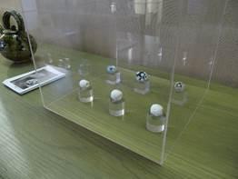 「奈良工芸作家展」でガラスケースの中に並んだ6つの作品の写真