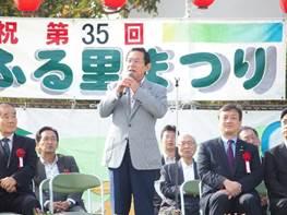 「矢田ふる里まつり」の開会式の冒頭で挨拶をする市長の写真