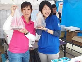 矢田南小学校のPTAと教員さんが「あん餅、きなこ餅、白餅」を販売し、商品をもってポーズをしている女性の先生の写真