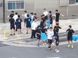 「ポイ捨て撲滅キャンペーン」で集まった片桐中学校の生徒たちの写真
