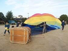 特別企画「気球搭乗体験」を実施するために気球の準備をしているクラブの皆さんたちの写真