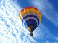 青い空にカラフルな色の気球が浮かんでいる写真