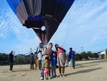 気球搭乗を終えて少し興奮気味の家族4人の写真