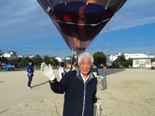 たくさんの人が気球に乗ってもらえてうれしいと語る、奈良気球クラブ代表の辰巳さんの笑顔の写真