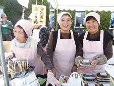 地元住民の婦人部の3人の方たちが手作りのつくだ煮などを販売している写真