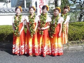活動クラブ「ハワイアンフラ・レイナ二」の5人の衣装姿の写真