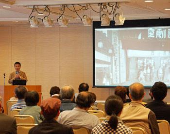 日本少女歌劇座について調査している大学教授鵜飼正樹さんの講演の写真