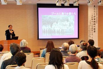 15周年記念講演会で少女歌劇団「日本少女歌劇座」をテーマとして講演する倉橋滋樹さんの写真