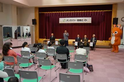 矢田コミュニティ会館で奈良信用金庫からダンスミラー5枚が贈与された時の会場の写真
