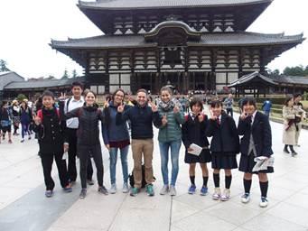 東大寺大仏殿をバックに協力していただいた外国人の方と生徒たちが一緒に記念撮影をしている様子