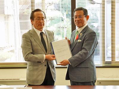 伊藤委員長から答申書を受け取る上田市長の写真