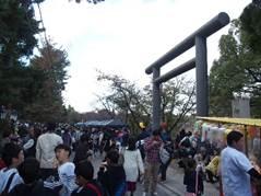 神社の参道を多くの人が歩いている写真