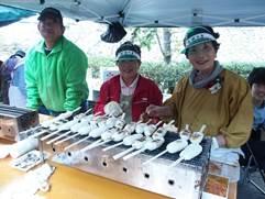 常連の模擬店「片桐工房」の3人が五平餅を作って販売している写真
