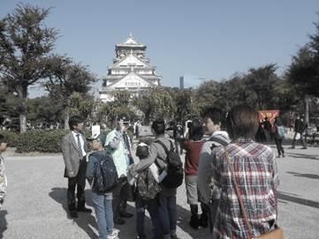 大阪城の戦跡巡りやピースおおさかの見学をする参加者たちの写真