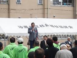 治道小学校運動場で開かれた「治道まつり」で開会式に市長が挨拶をしている写真