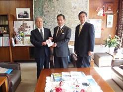 市長室にて矢田ふる里まつりに出店から集めた協力金の寄付金贈呈する今西さんと寄付受け取る市長の写真