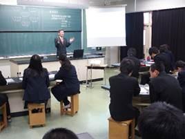 片桐中学校で「租税教室」出前講座が開かれ、講師の税理士の方が生徒たちに「納税者としての理解と自覚」について話している様子