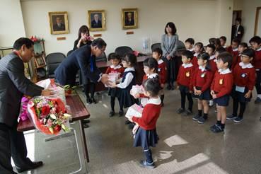 上田市長が園児たちに折り紙のプレゼントを贈っている写真